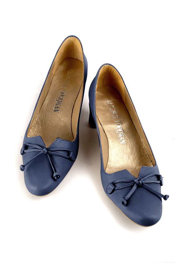 Women's prussian blue dress pumps with a knot on the front. Round toe. Low kitten heels - Top view